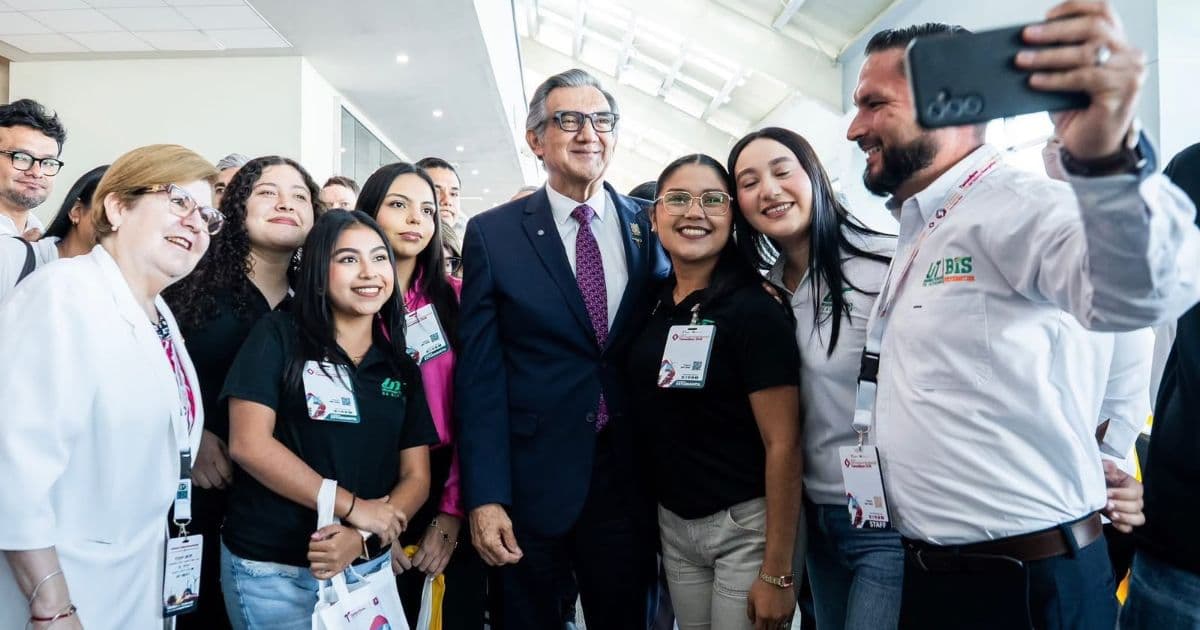 Américo Villarreal Anaya aparece acompañado por un grupo de asistentes durante un encuentro institucional.