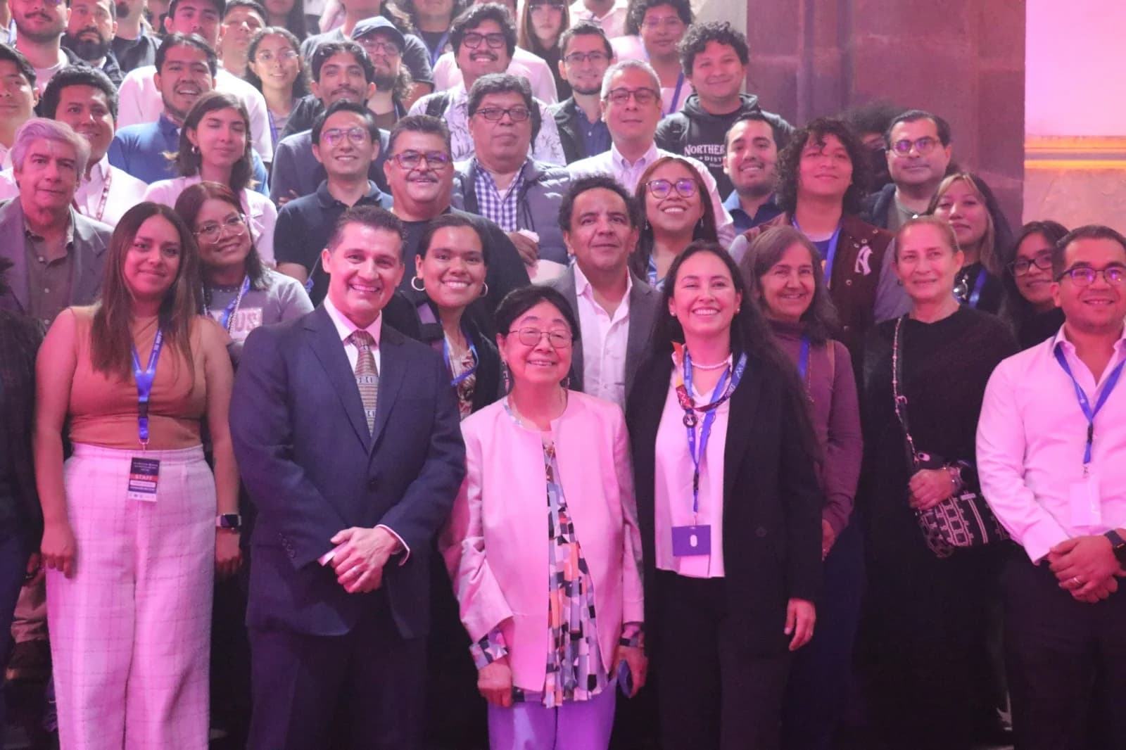 Fotografía de grupo en el encuentro científico en Puebla, con Sau Lan Wu al centro, vestida de rosa, acompañada por investigadores y asistentes