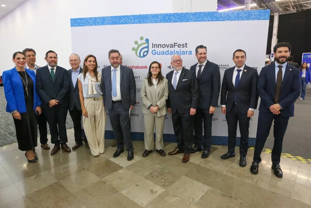 Grupo de participantes en InnovaFest Guadalajara frente al logotipo del encuentro