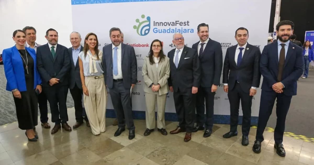 Grupo de participantes en InnovaFest Guadalajara frente al logotipo del encuentro