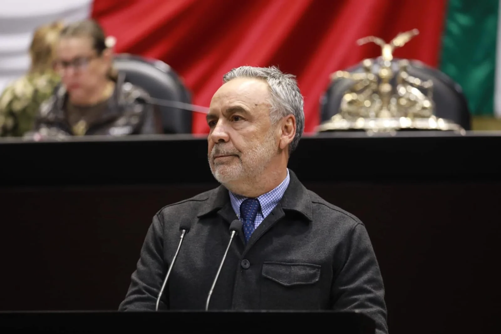 Alfonso Ramírez Cuéllar habla ante dos micrófonos en la tribuna de la Cámara de Diputados