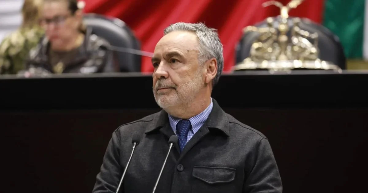 Alfonso Ramírez Cuéllar ante dos micrófonos en un recinto legislativo