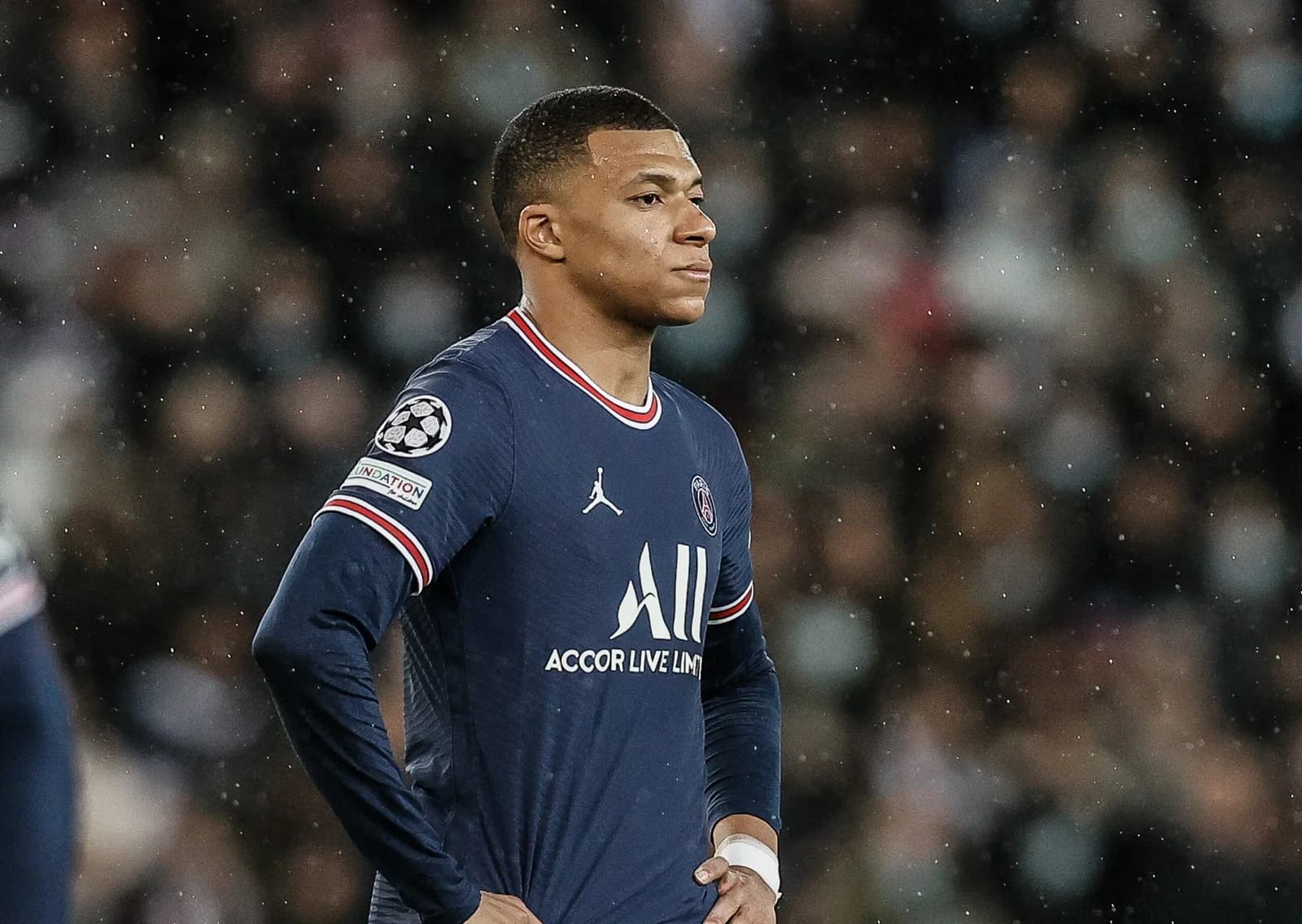 Kylian Mbappé con uniforme del Paris Saint-Germain durante un encuentro de futbol