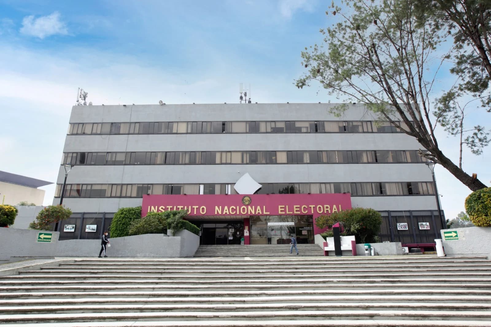 Fachada del Instituto Nacional Electoral con acceso principal, escalinata y letrero institucional