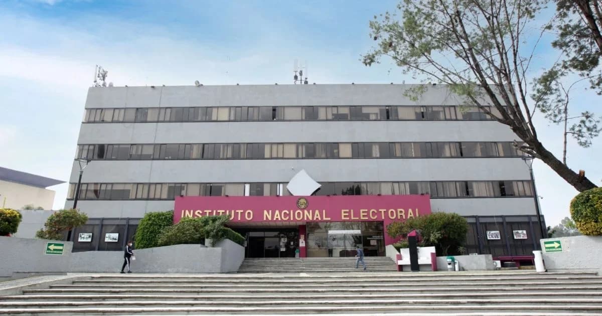 Fachada del Instituto Nacional Electoral con acceso principal, escalinata y letrero institucional