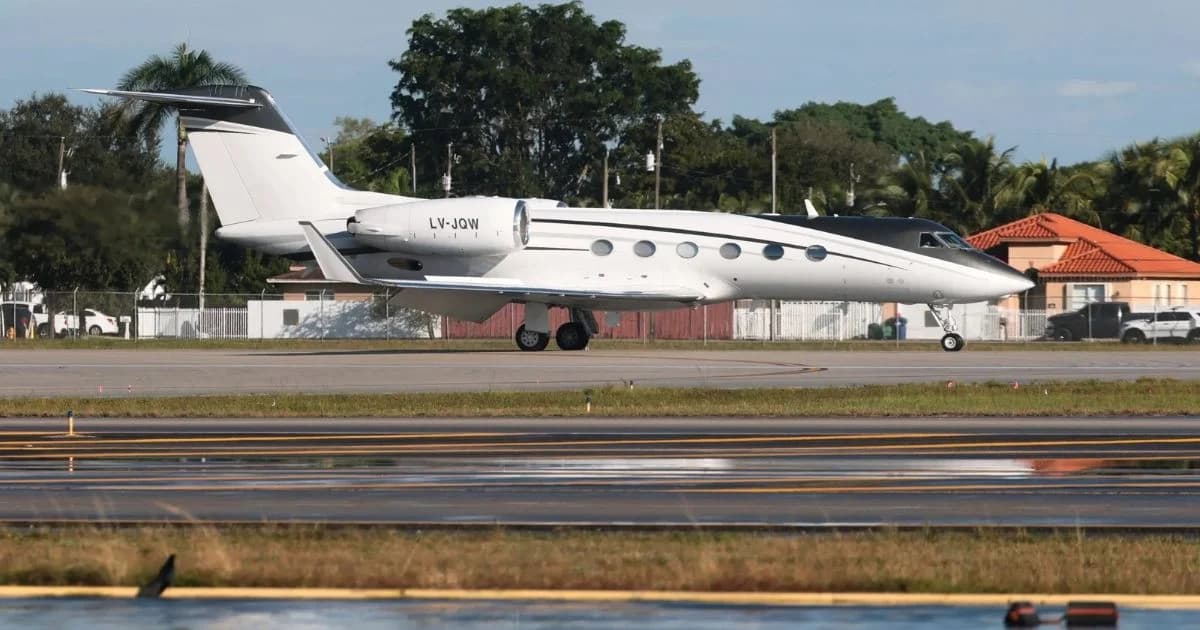 Avión ejecutivo Gulfstream blanco con matrícula LV-JQW estacionado sobre una pista aeroportuaria