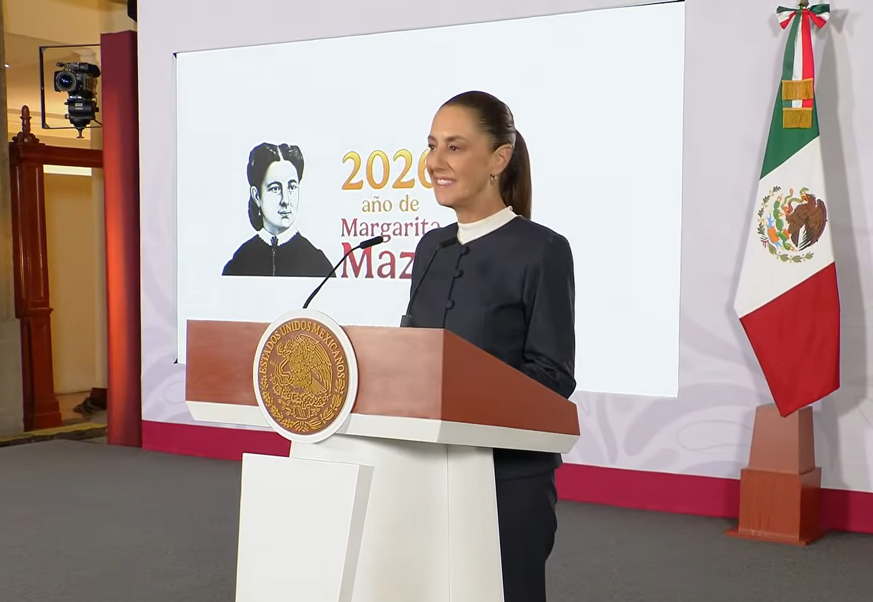 Claudia Sheinbaum durante la Conferencia del Pueblo del 27 de agosto de 2026, frente al podio presidencial y la bandera de México