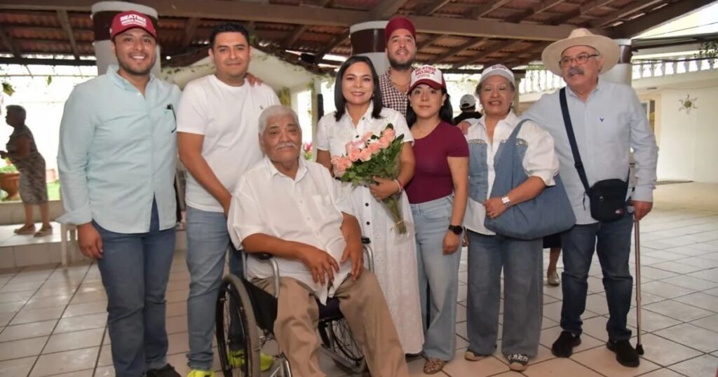 Beatriz Mojica Morga y el diputado Juan Valenzo Villanueva en encuentro con adultos mayores en Chilpancingo, Guerrero.