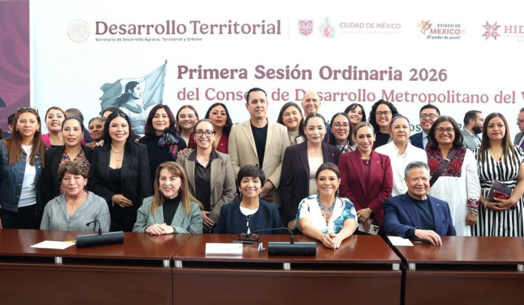 Grupo de personas en reunión oficial.
