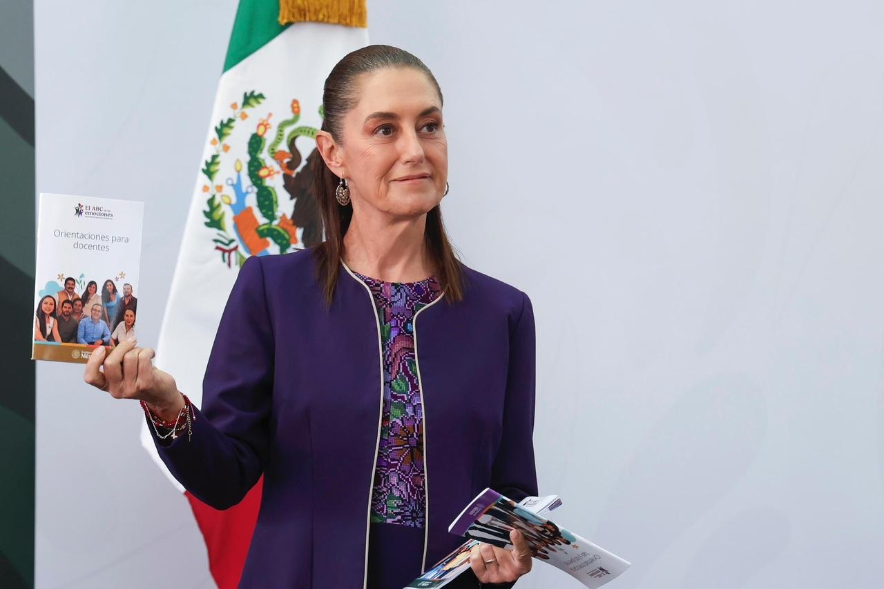 Claudia Sheinbaum sostiene una guía del programa ABC de las emociones durante el anuncio de la estrategia para estudiantes de secundaria.