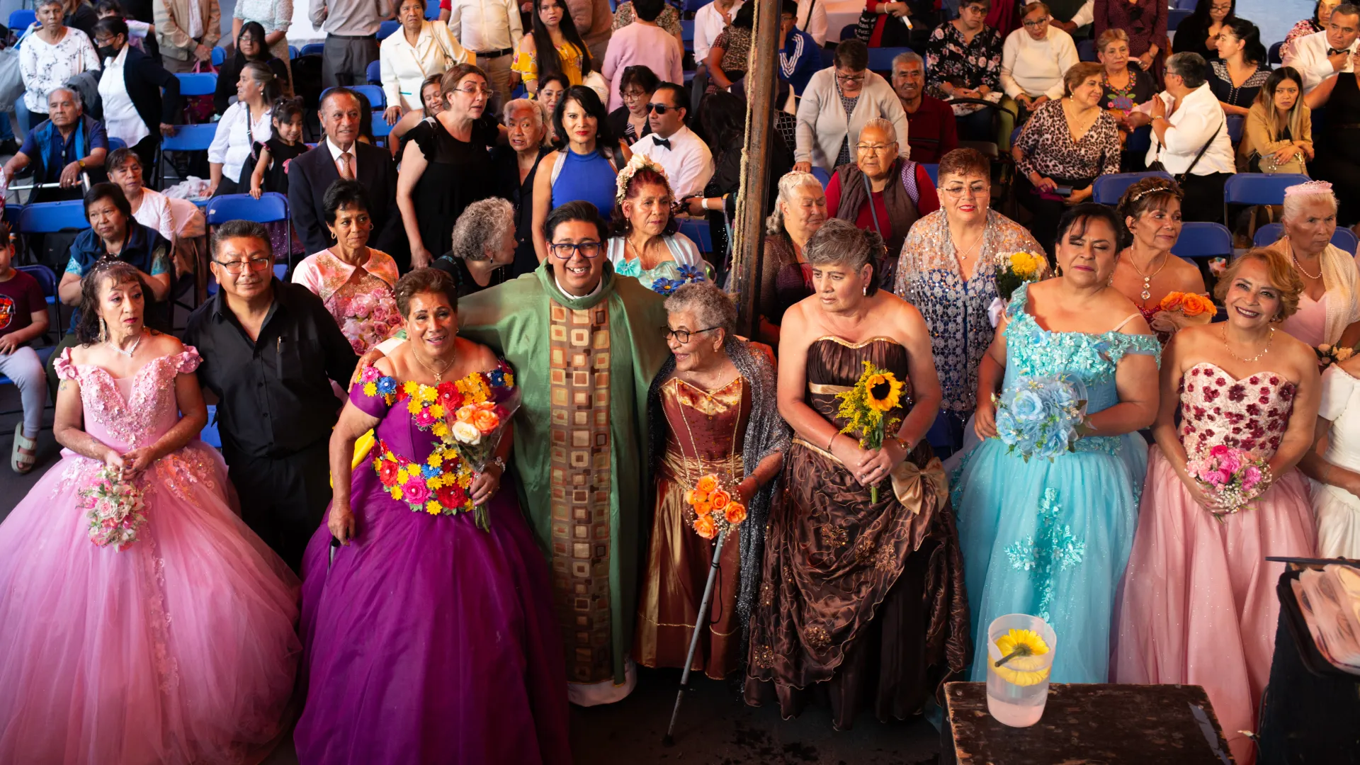 Mujeres adultas mayores de Iztapalapa celebran su fiesta de Quinceañeras de Oro con vestidos de gala y un vals en el Jardín Cuitláhuac