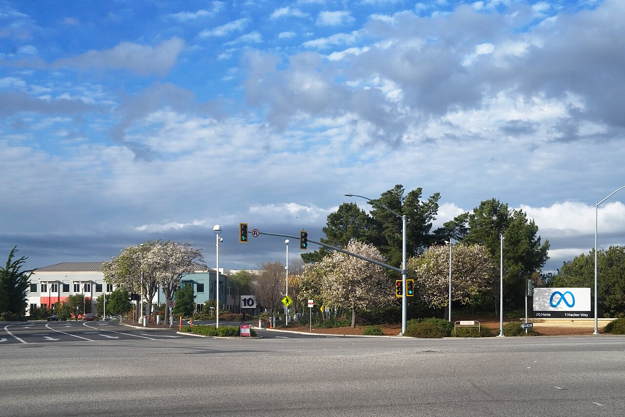 Acceso a la sede de Meta en Menlo Park, California, con el logotipo de la empresa en 1 Hacker Way