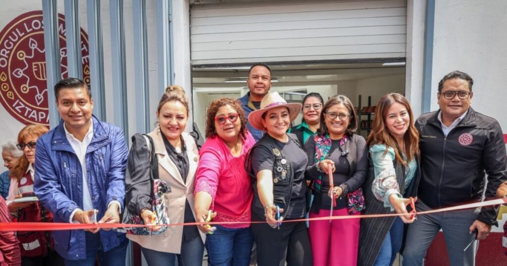 Aleida Alavez participa en la inauguración del Centro Social Juan Escutia en Iztapalapa durante el corte de listón, acompañada de funcionarias, funcionarios y personas de la comunidad