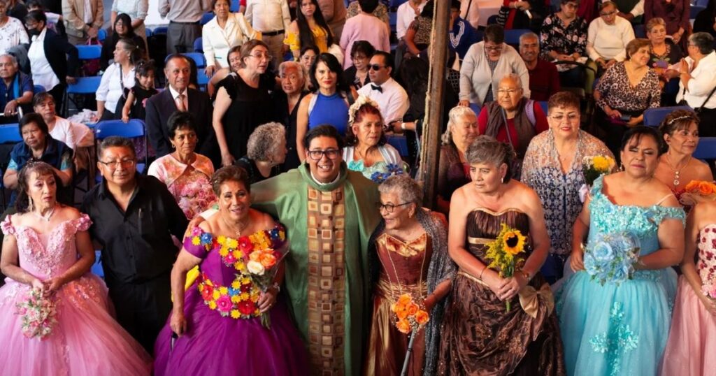 Mujeres adultas mayores de Iztapalapa celebran su fiesta de Quinceañeras de Oro con vestidos de gala y un vals en el Jardín Cuitláhuac