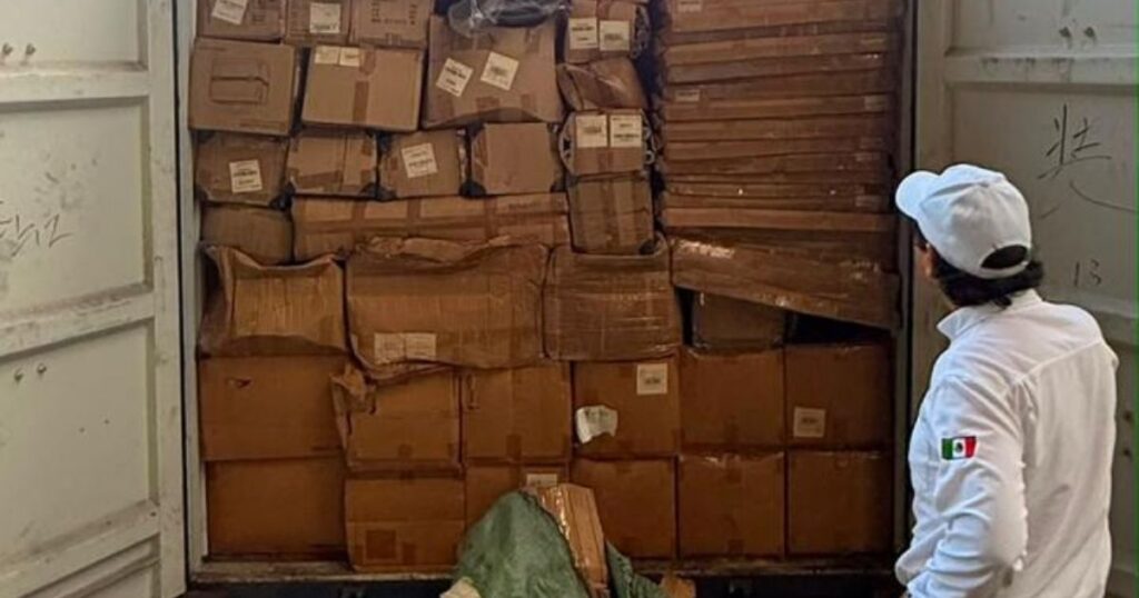 Aseguramiento de productos pirata en la Aduana de Lázaro Cárdenas durante operativo del IMPI y la ANAM. Contenedor abierto con cajas de mercancía