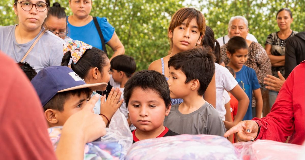Niños y niñas de La Paz reciben apoyo para el regreso a clases durante la jornada Útiles para seguir organizada por Dímelo en la Calle
