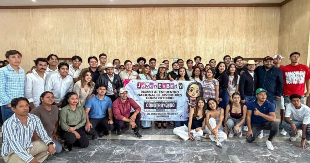 Participantes de la Convención de Juventudes en Oaxtepec, Morelos, posan para una fotografía grupal.