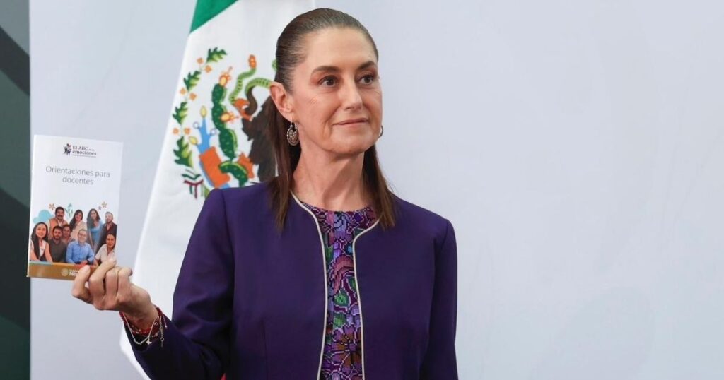 Claudia Sheinbaum sostiene una guía del programa ABC de las emociones durante el anuncio de la estrategia para estudiantes de secundaria.