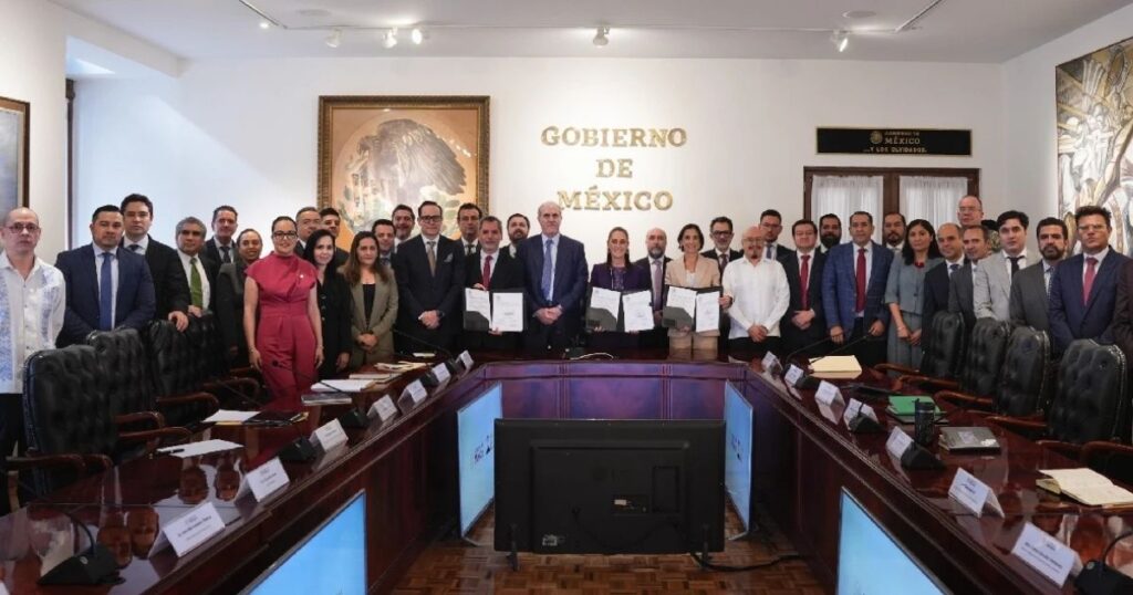 Representantes del gobierno y del sector gasolinero reunidos en una sala oficial, con tres personas al centro mostrando documentos.