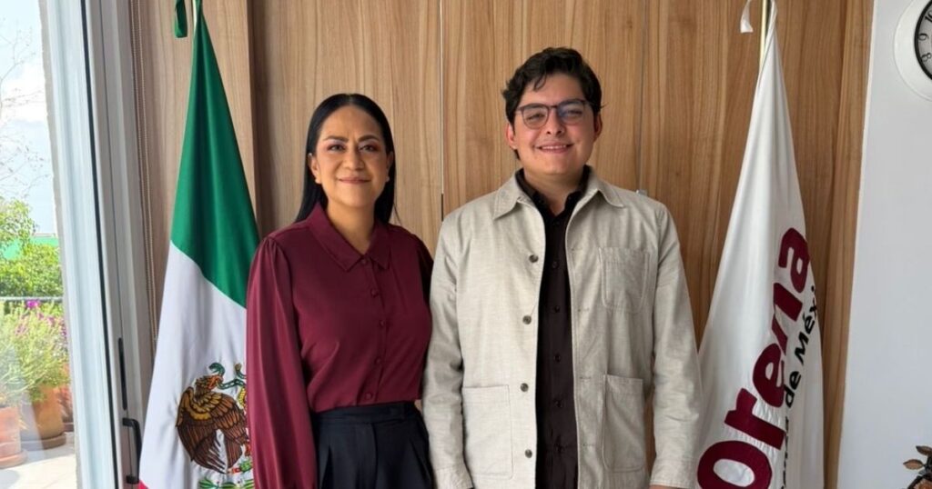 Ariadna Montiel y Paulo García posan junto a las banderas de México y Morena.