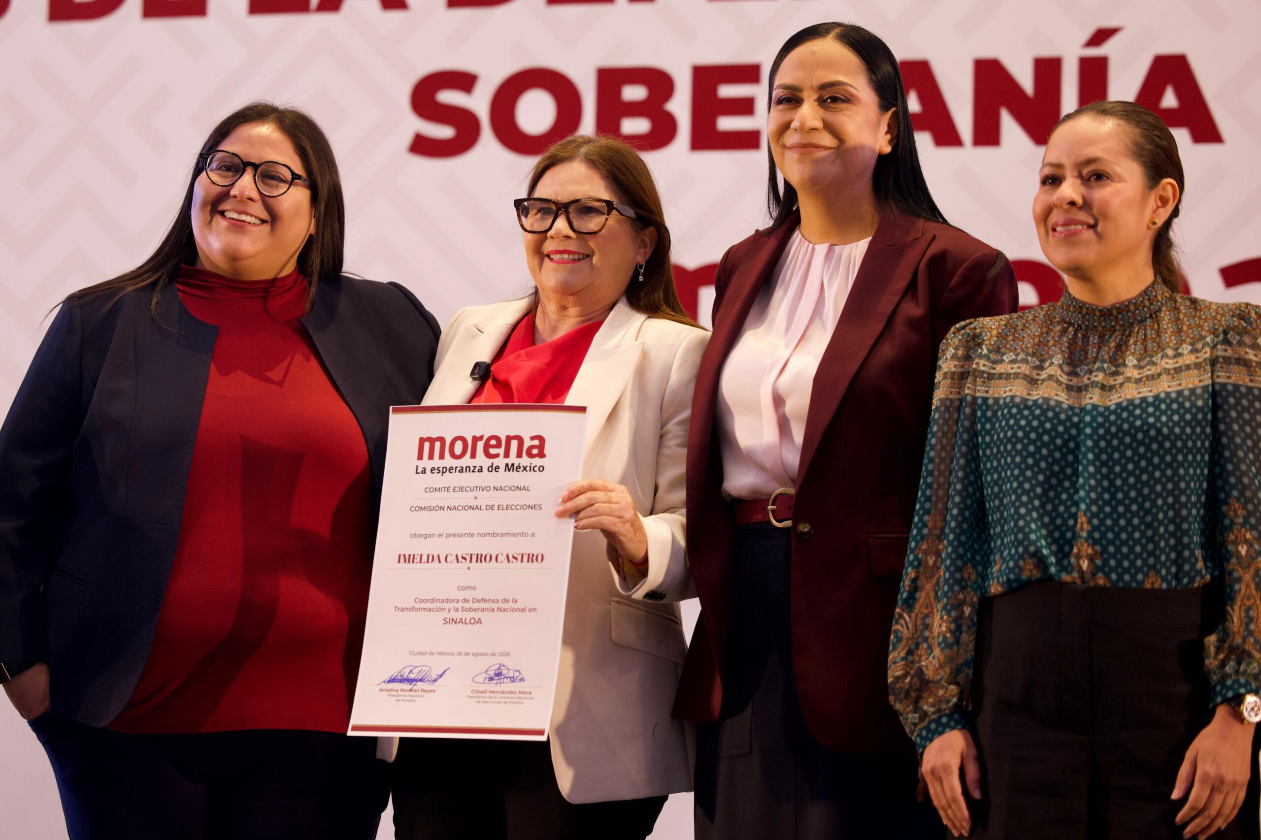 Imelda Castro muestra el documento que la acredita como coordinadora estatal de Morena en Sinaloa