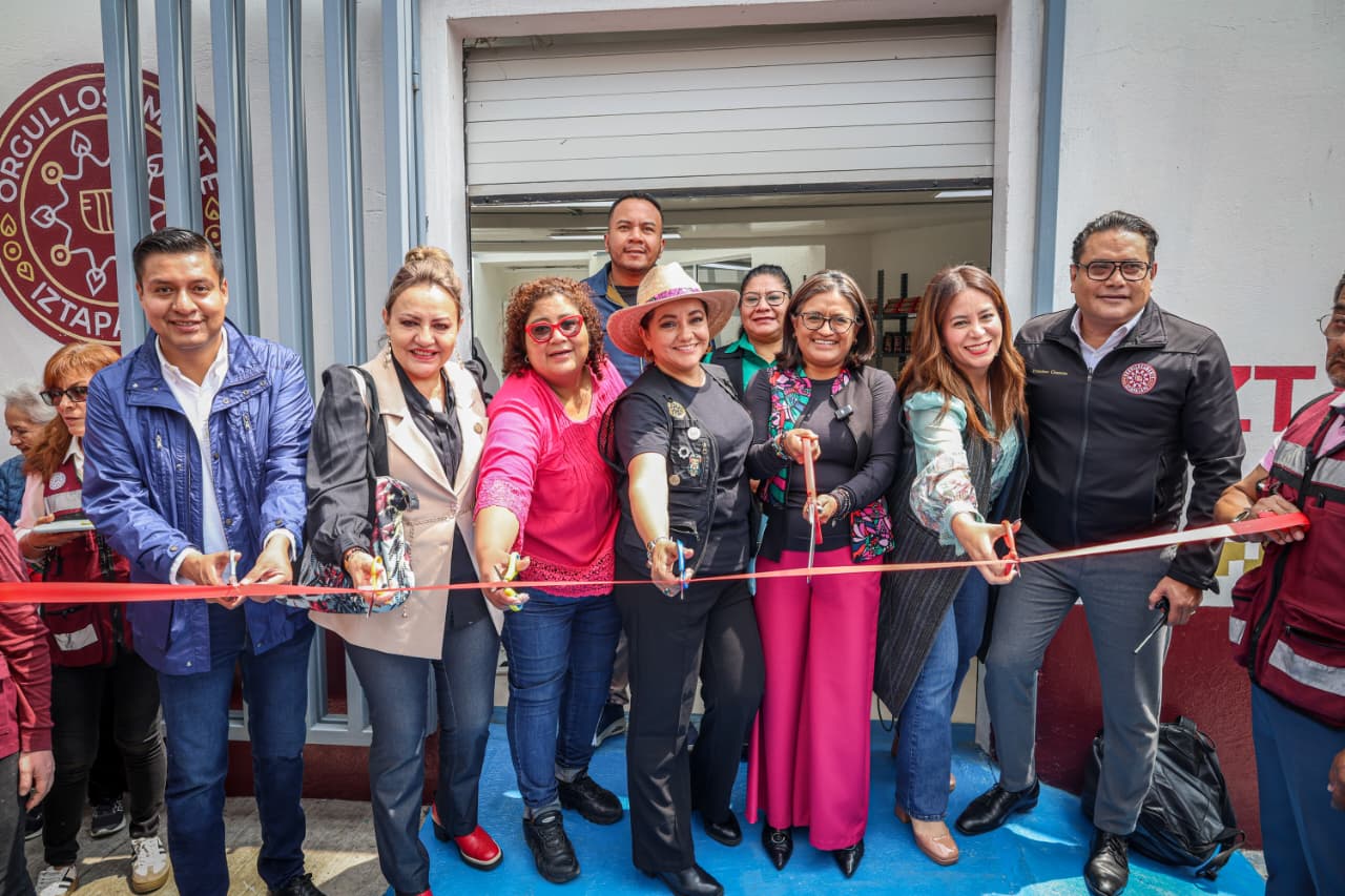 Aleida Alavez participa en la inauguración del Centro Social Juan Escutia en Iztapalapa durante el corte de listón, acompañada de funcionarias, funcionarios y personas de la comunidad