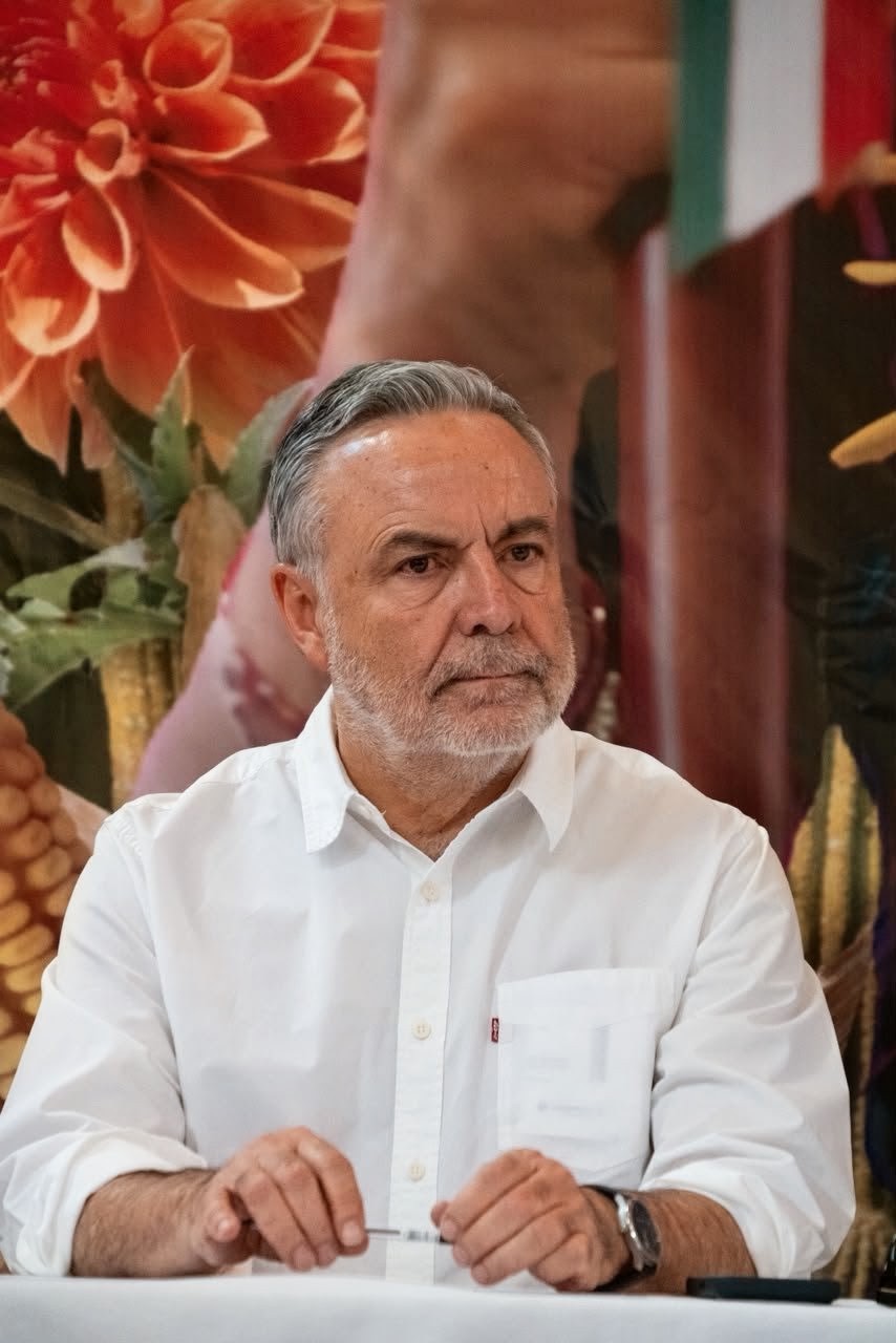 Fiscalías anticorrupción: Diputado federal sentado durante una reunión, frente a una mesa, con camisa blanca.