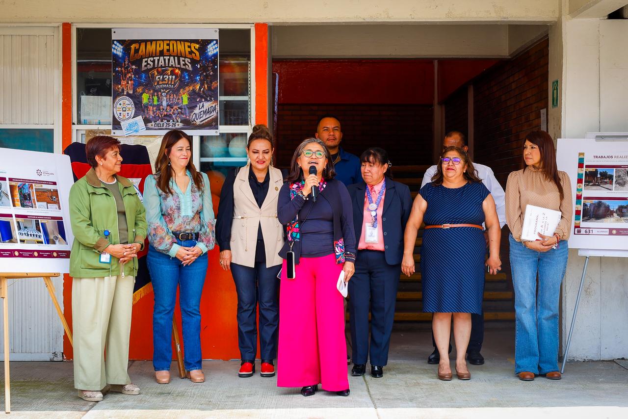 Aleida Alavez participa en la entrega de escuelas rehabilitadas en Iztapalapa como parte del programa "De la A a la Z" para el regreso a clases.