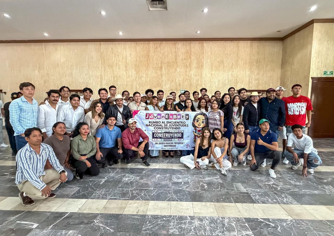 Participantes de la Convención de Juventudes en Oaxtepec, Morelos, posan para una fotografía grupal.