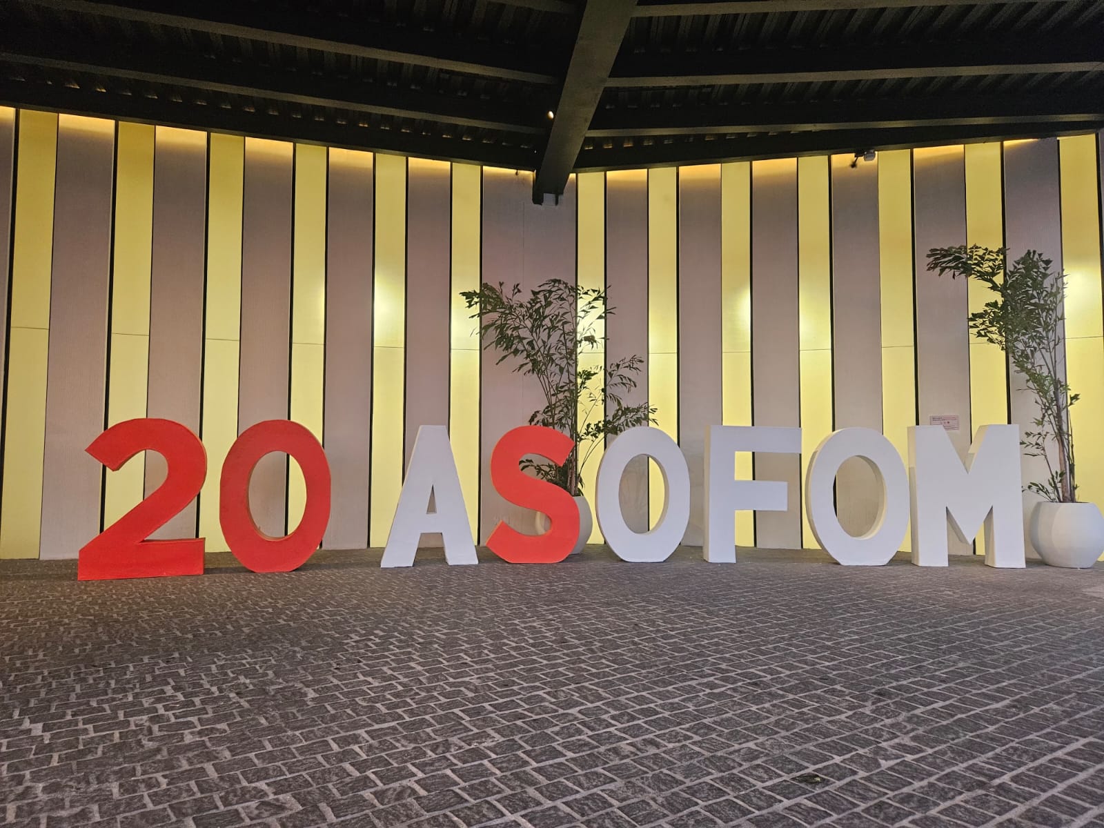Letras monumentales con el número 20 y el nombre ASOFOM en la sede de su Convención Nacional