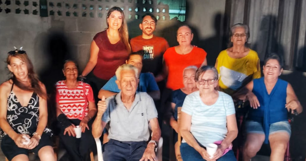 Frank Aguirre escucha y atiende demandas de vecinos de Los Olivos en La Paz durante su recorrido Dímelo en la Calle.