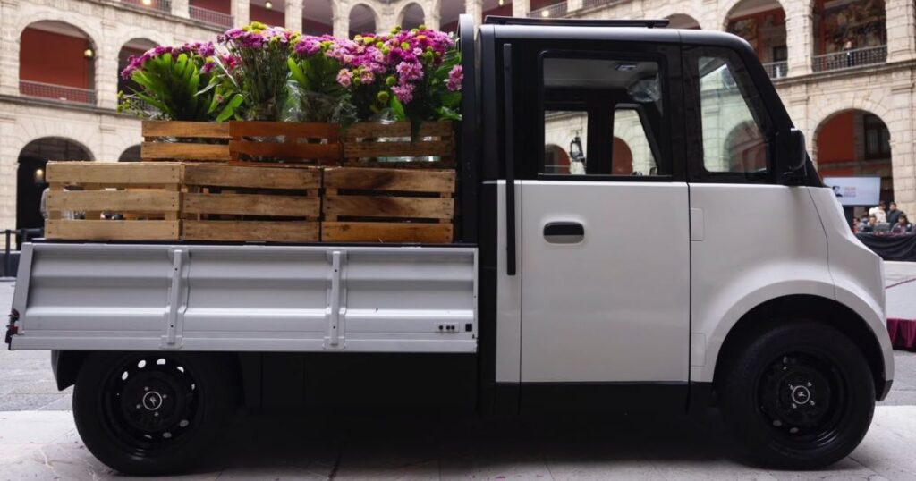 olinia Prototipo de Olinia para carga, vehículo eléctrico mexicano con precio de 250 mil pesos, presentado por Claudia Sheinbaum.