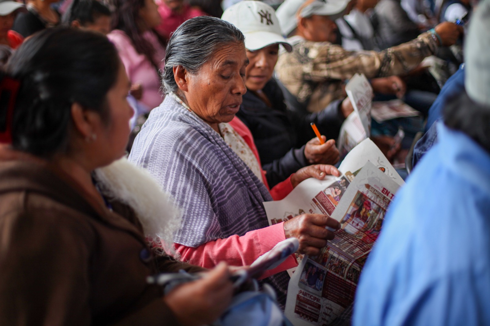 Simey Olvera dialoga con habitantes de Hidalgo durante una asamblea regional de rendición de cuentas