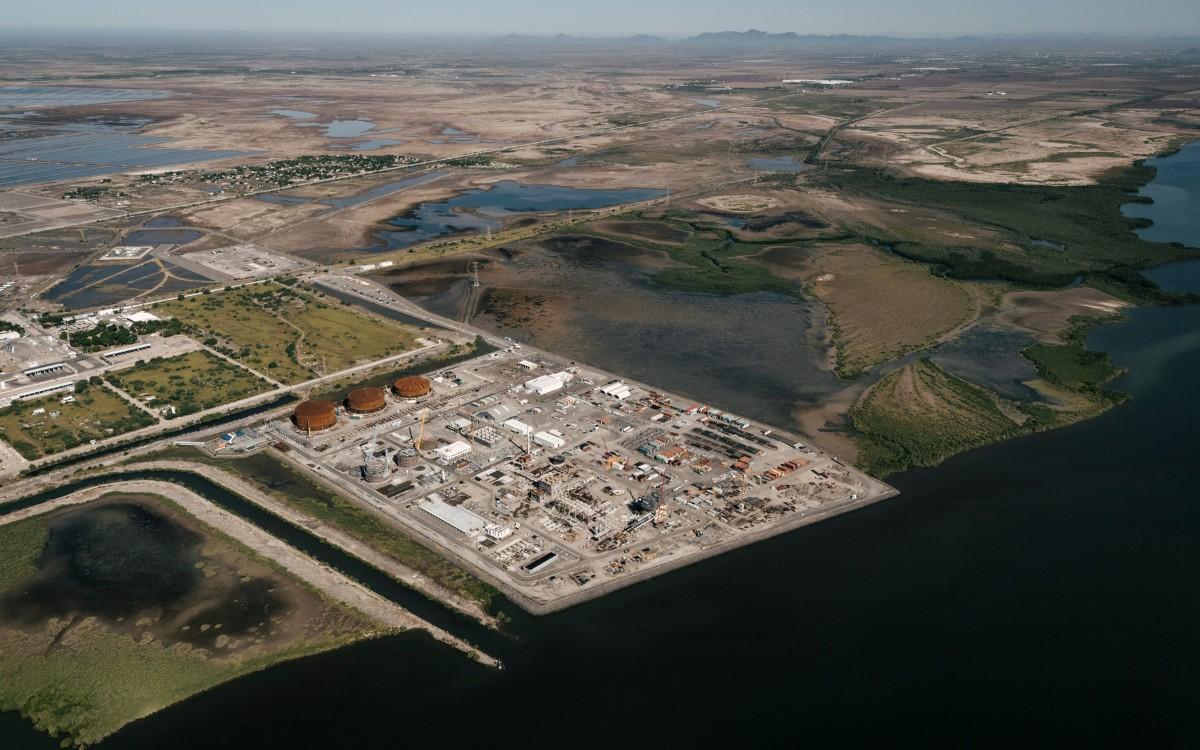 Vista aérea amplia de la Bahía de Ohuira, con una zona industrial junto a cuerpos de agua, humedales y vegetación costera