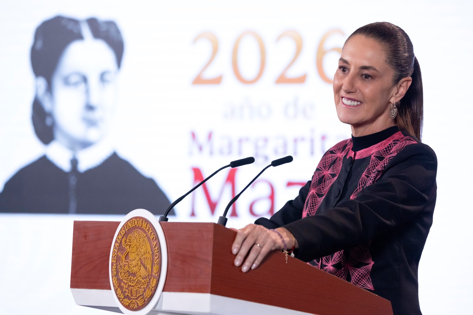 Funcionaria del Gobierno de México ofrece una intervención desde el podio oficial durante la conferencia matutina en Palacio Nacional