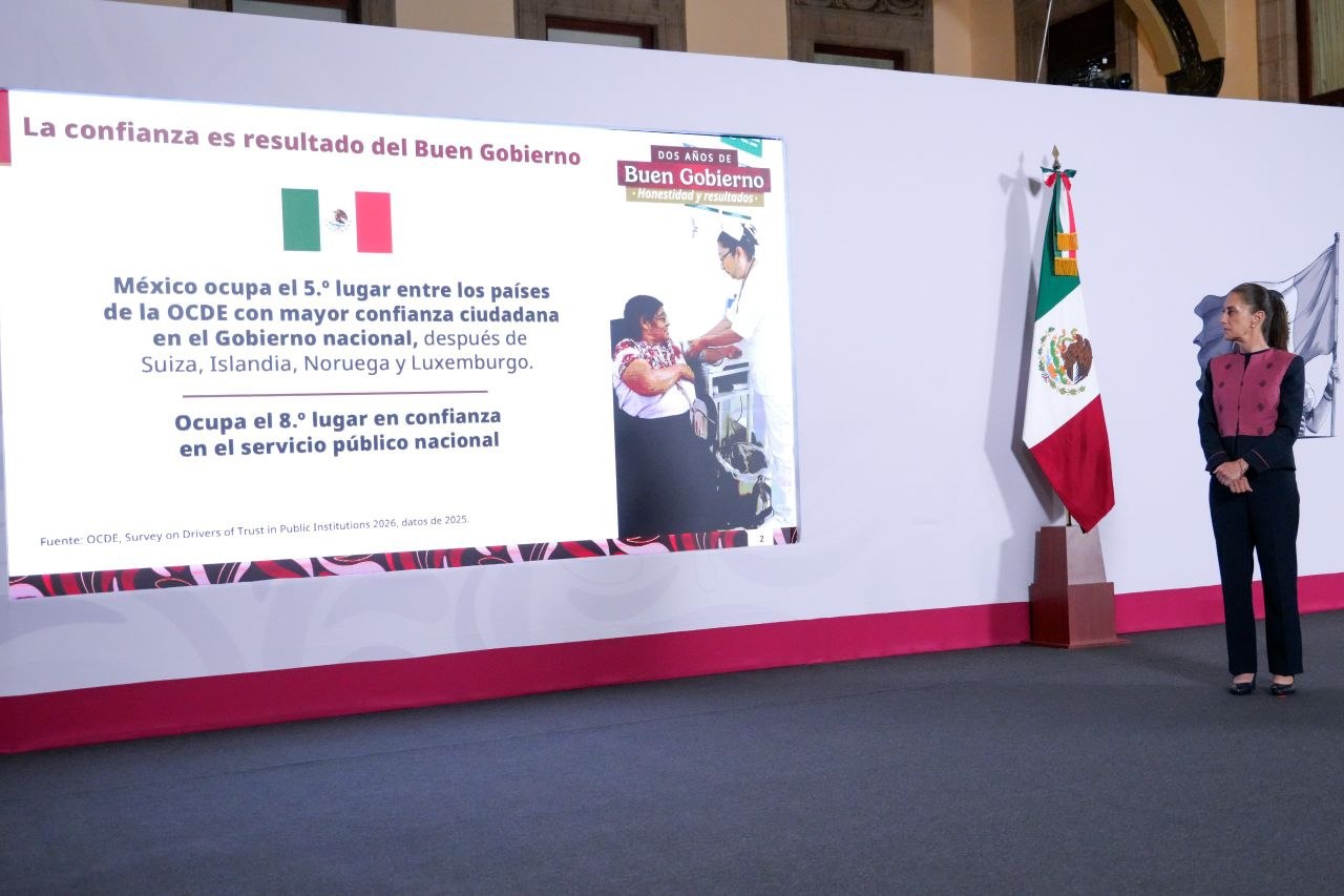 Claudia Sheinbaum observa una presentación de Buen Gobierno durante la Conferencia del Pueblo