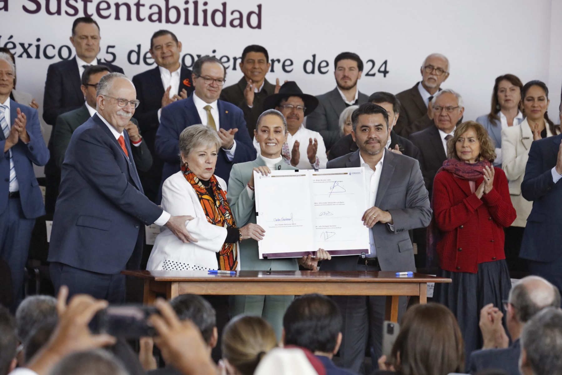 La Presidenta Claudia Sheinbaum durante la firma del Acuerdo Nacional por el Derecho Humano al Agua y la Sustentabilidad por la Reforma al agua