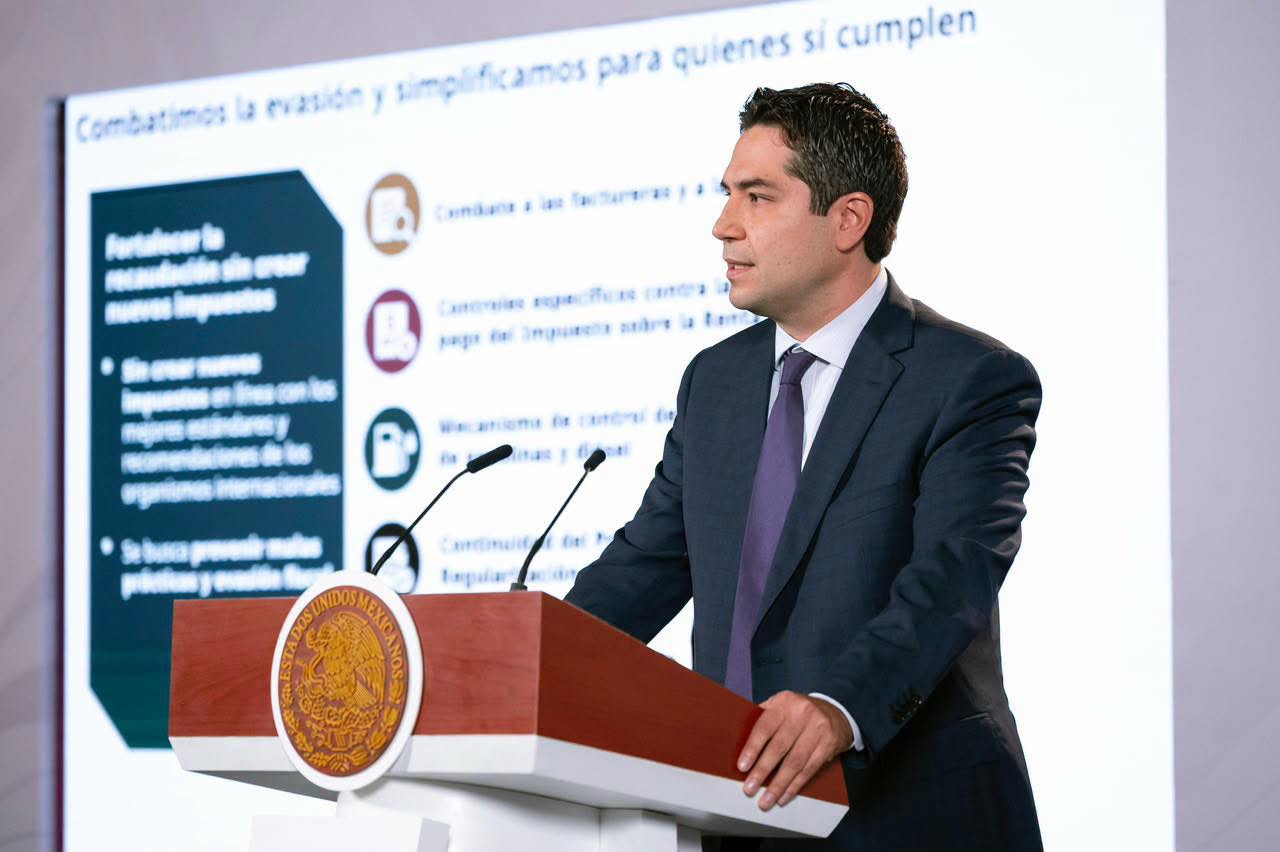 Funcionario federal presenta medidas de cumplimiento fiscal desde un atril en Palacio Nacional