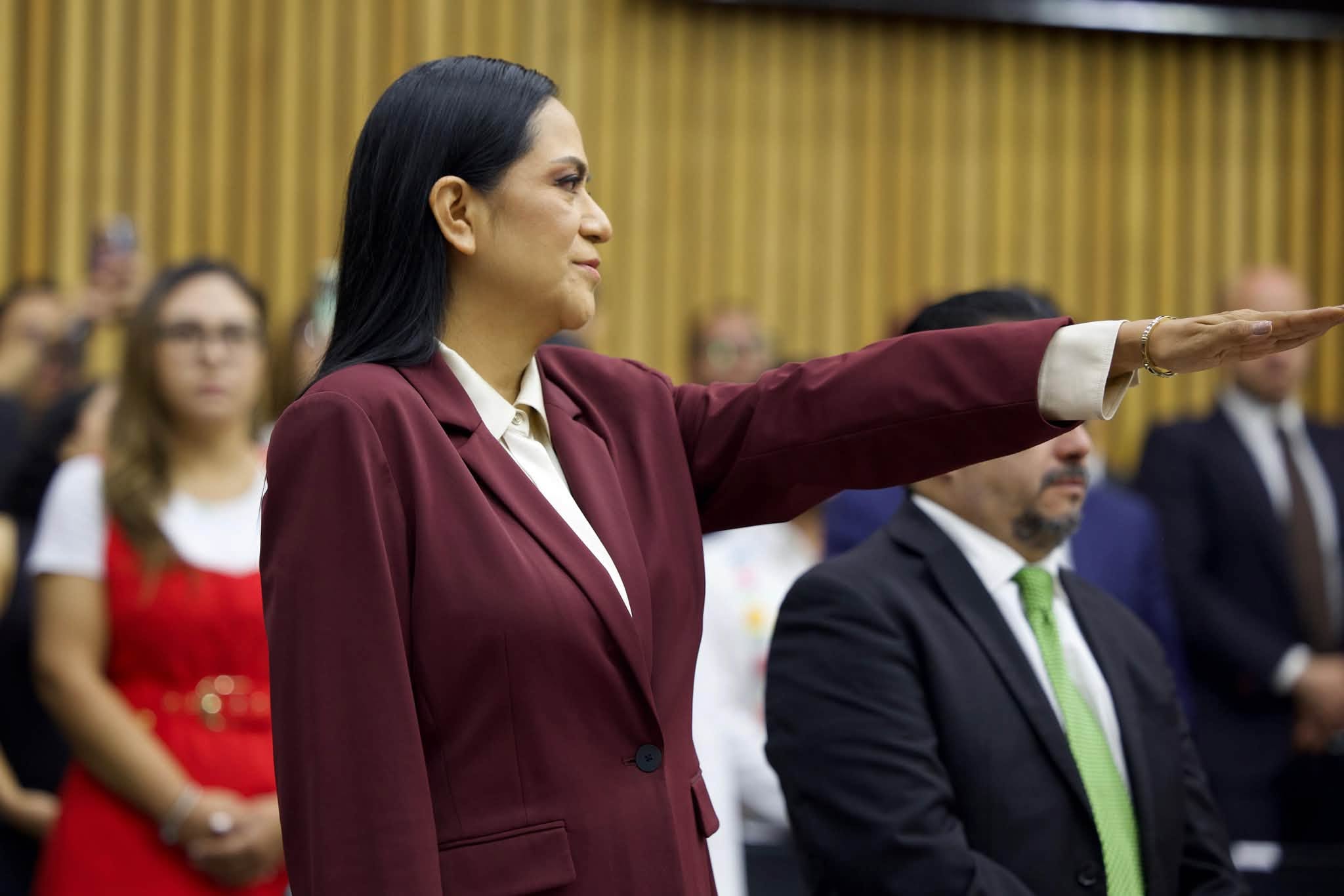 Ariadna Montiel durante un acto institucional con el brazo derecho extendido
