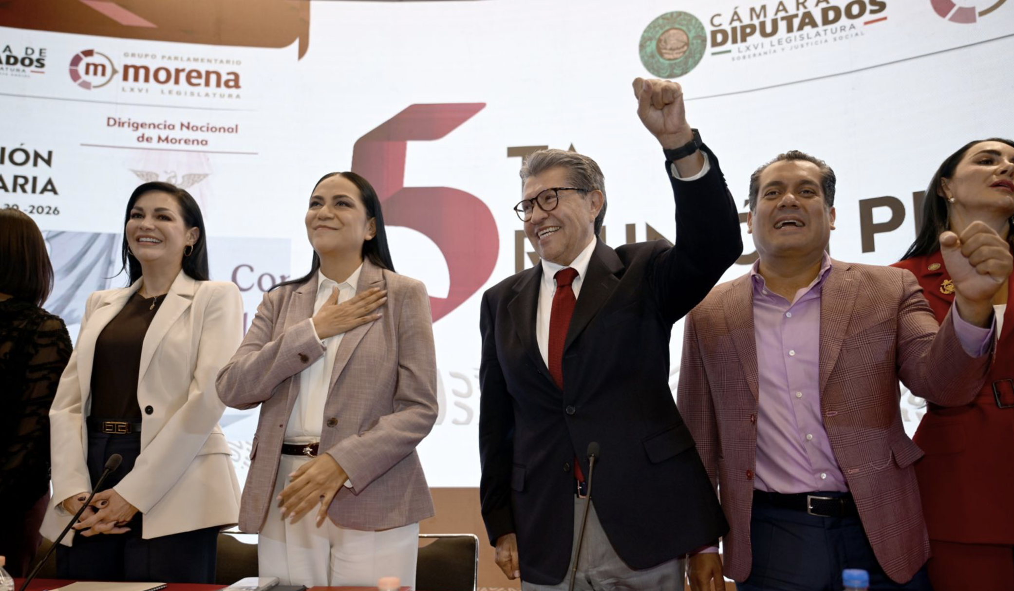 Ariadna Montiel, dirigencia de Morena y legisladores durante la V Reunión Plenaria del Grupo Parlamentario en la Cámara de Diputados.
