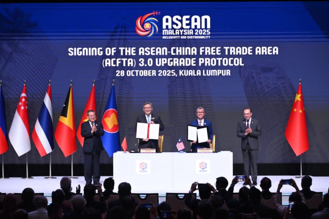 Firma del Protocolo de Actualización del Área de Libre Comercio China-ASEAN 3.0 en Kuala Lumpur, el 28 de octubre de 2025