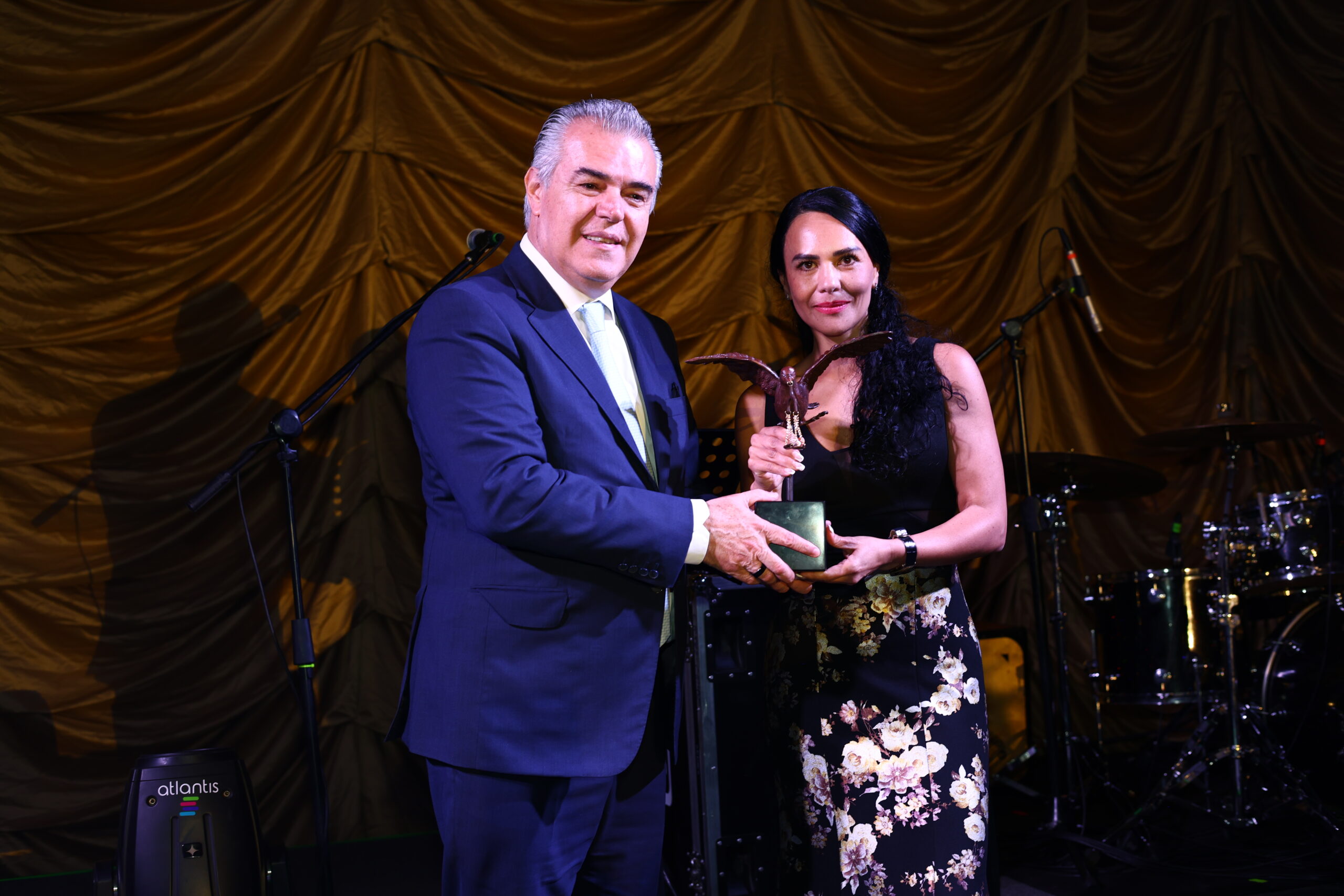 Premios Libertad y Justicia: dos asistentes sostienen una estatuilla durante la ceremonia de gala