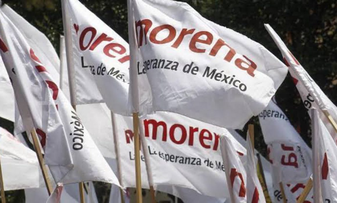 Banderas blancas con el logotipo de Morena ondean al aire libre