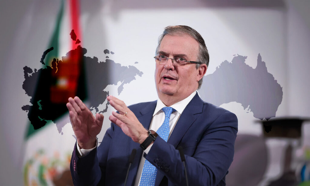 Marcelo Ebrard durante una intervención pública con un mapa mundial y la bandera de México al fondo. Infraestructura de calidad.