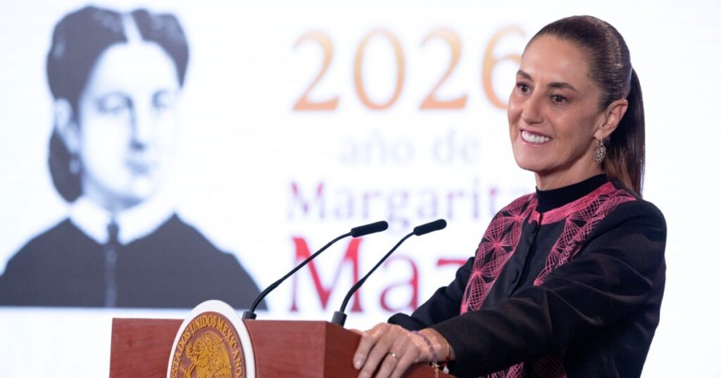 Claudia Sheinbaum ofrece una intervención desde el podio oficial durante la conferencia matutina en Palacio Nacional