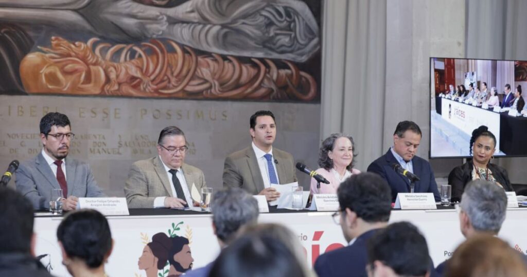 Panel de ministros y especialistas durante el conversatorio "Raíces Afrodescendientes" en la Suprema Corte de Justicia de la Nación