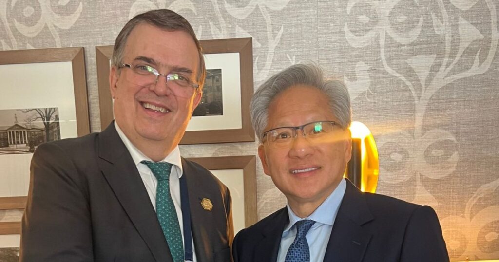 Marcelo Ebrard y Howard Lutnick posan frente a las banderas de México y Estados Unidos durante la reunión de Ministros de Innovación del G20