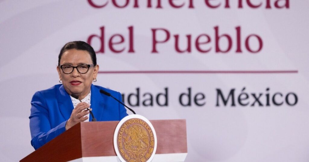 Rosa Icela Rodríguez durante una intervención en la Conferencia del Pueblo desde el podio oficial con el Escudo Nacional