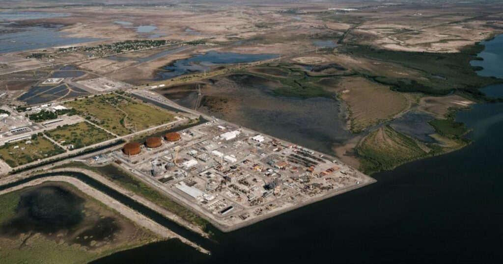 Vista aérea amplia de la Bahía de Ohuira, con una zona industrial junto a cuerpos de agua, humedales y vegetación costera