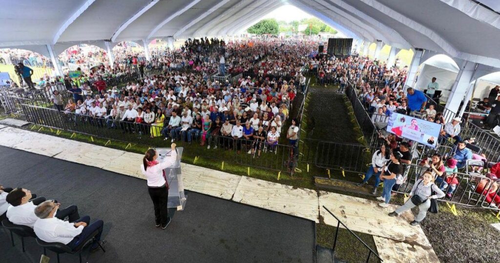 Gira Seinbaum Morelos: Presidenta Claudia Sheinbaum durante su gira "Honestidad y Resultados" en Morelos con asistentes al fondo